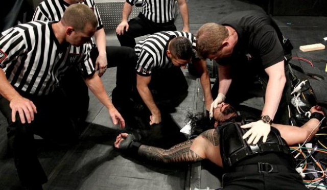 Roman Reigns blessé ?  471003RAW1105Photo171620x361