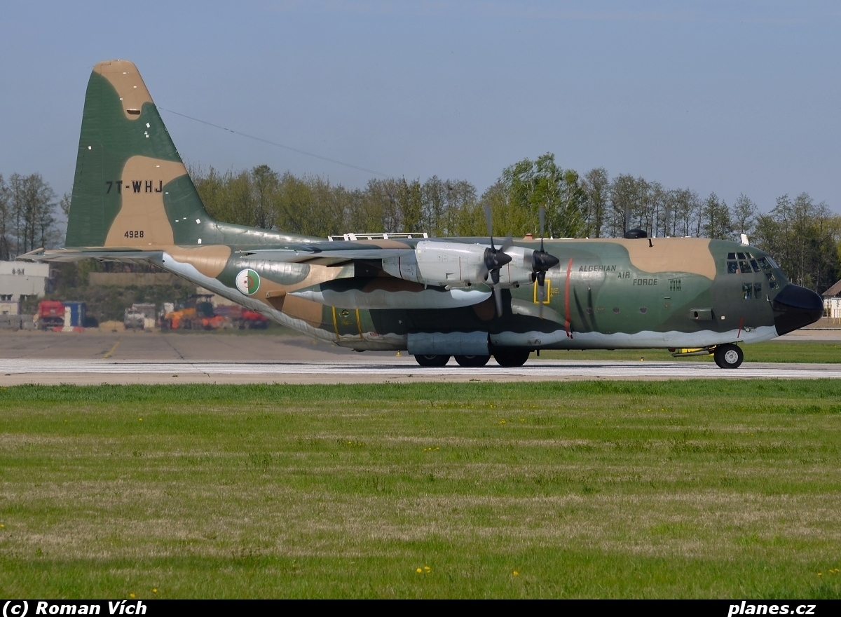 صور طائرات النقل والشحن الجزائرية [ C-130H/H30  /  Hercules ]  - صفحة 2 473876WHJ2