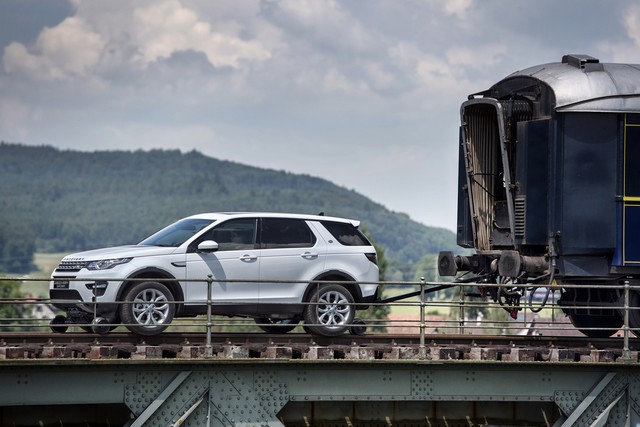 Le Land Rover Discovery Sport Tracte Un Train De Plus De 100 Tonnes 481381lrdstrainpull16061608