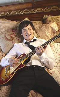 Alek ★ Studio. 483235loganlermanguitarbed