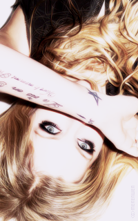 ● Avril Lavigne - Page 2 48704505