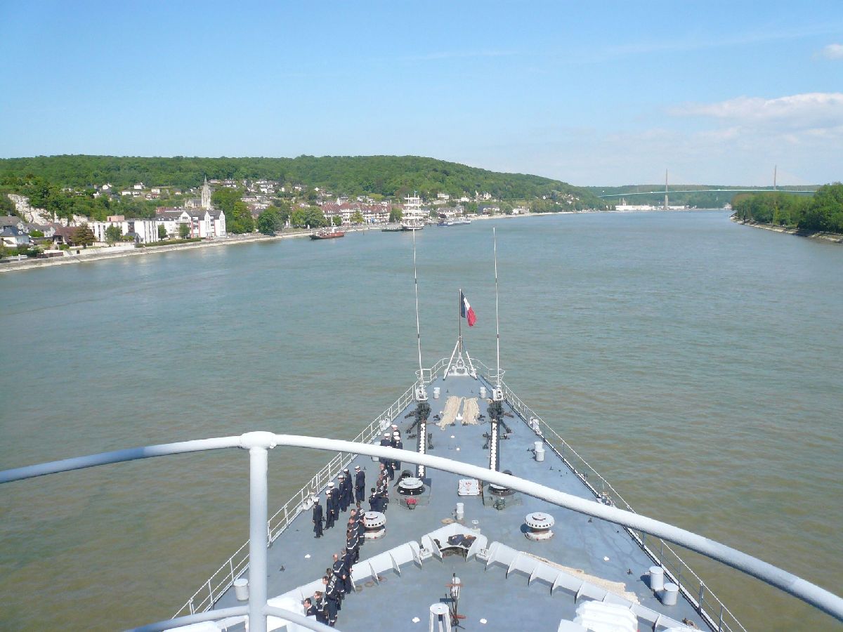 LE VOYAGE DE LA JEANNE SUR LA SEINE 49017189avantlepontdebretonnelesalutduBelem