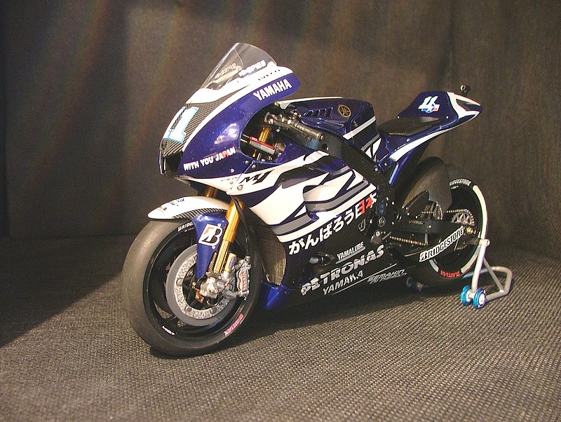 Yamaha YZR M1 2011 - Ben Spies - Page 4 4907612012