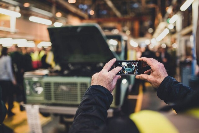 Célébration de la légende : Le dernier Land Rover DEFENDER est construit à Solihull 491994unspecified35