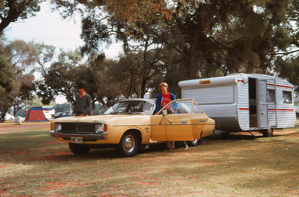 Les années 20 à 70 : photos et vidéos d'époque (partie 2) - Page 11 498576CaravanParkEaster1977