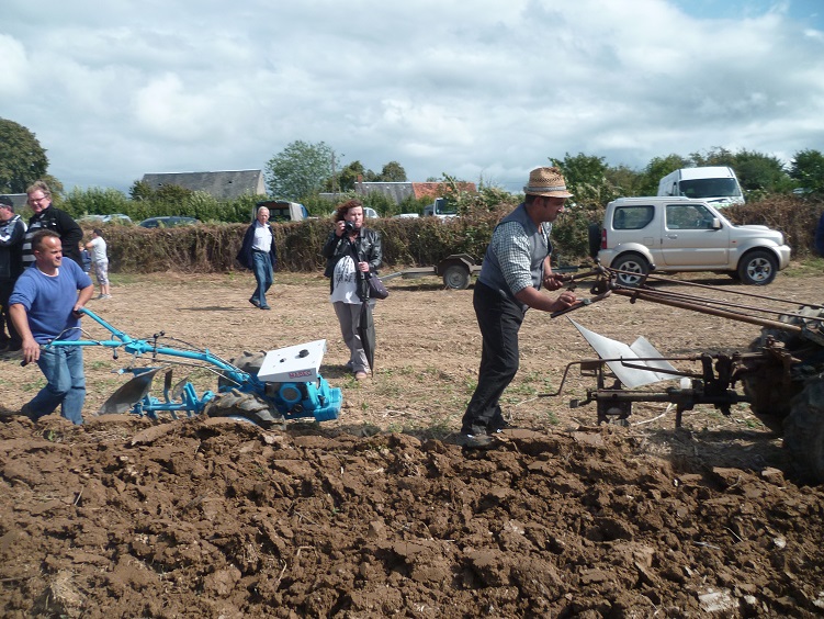 une nouvelle manifestation revient a St Denis de Jouhet - Page 4 5054486823