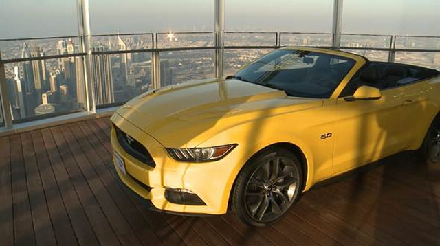 La nouvelle Mustang se hisse sur la plus haute tour du monde ! 512369nouvelleMustang