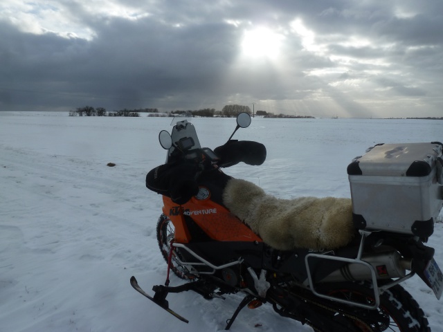 Skis sur KTM 990 adv et les autres : oui c'est possible... 518162neigeenadventureaskis080220151