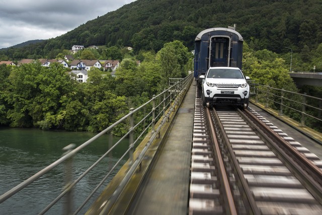 Le Land Rover Discovery Sport Tracte Un Train De Plus De 100 Tonnes 535703lrdstrainpull16061610