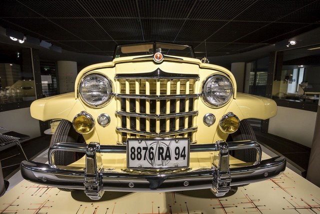 Jeep® fête ses 75 ans à MotorVillage Champs-Elysées 542630jeepster4