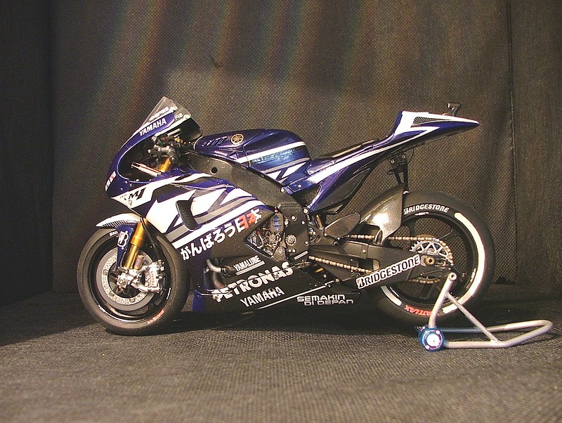 Yamaha YZR M1 2011 - Ben Spies - Page 4 5444772008