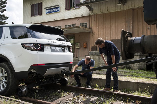 Le Land Rover Discovery Sport Tracte Un Train De Plus De 100 Tonnes 546297lrdstrainpull160616bts03