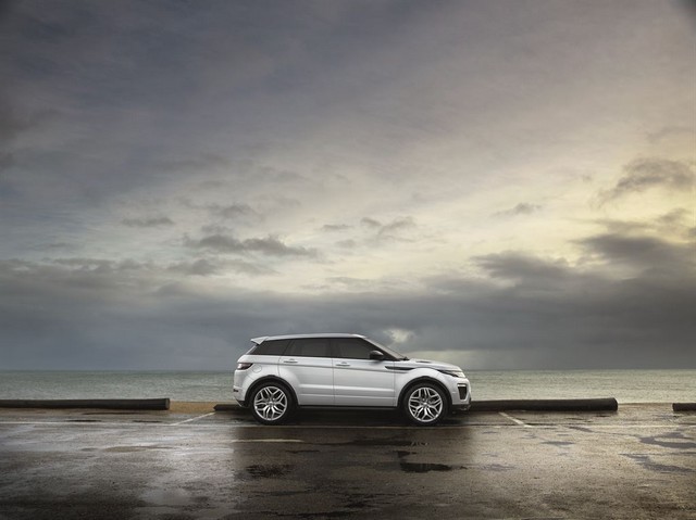 le Range Rover Evoque année-model 2016 le plus efficient de tous les temps 557140L53816EXTLOC135PRLowRes