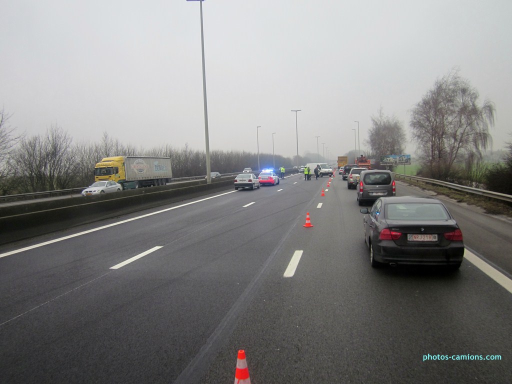 E 411 accident sur voie de gauche 561164photoscamions15II201374Copier