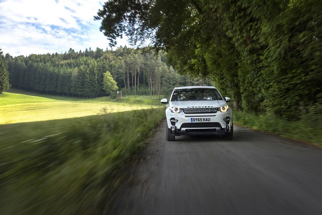 Le Land Rover Discovery Sport Tracte Un Train De Plus De 100 Tonnes 565394lrdstrainpull160616bts11