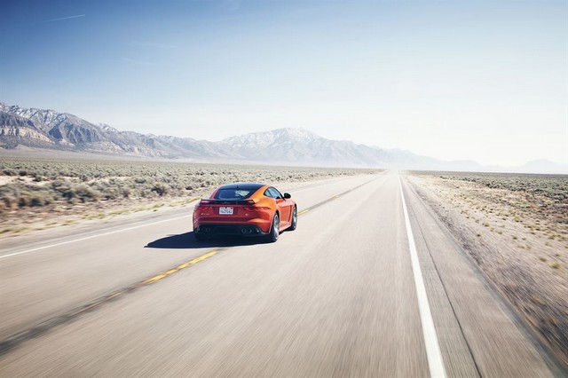 Michelle Rodriguez Conduit La Jaguar F-TYPE SVR À Plus De 320 Km/h 567936JAGUARFTYPESVR200MPHHERO08LowRes