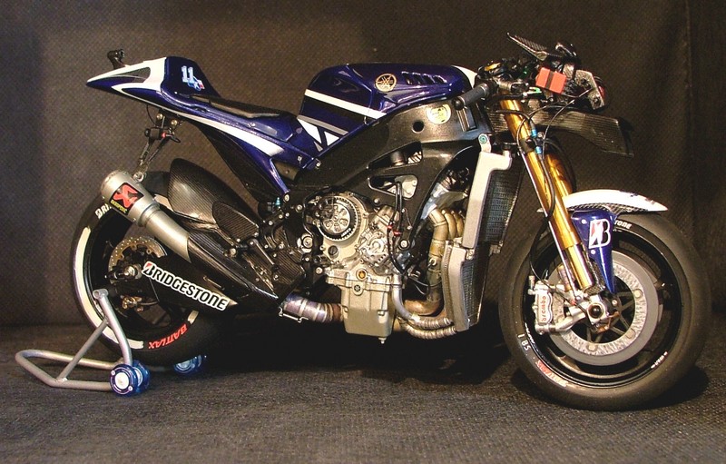 Yamaha YZR M1 2011 - Ben Spies - Page 4 569095002