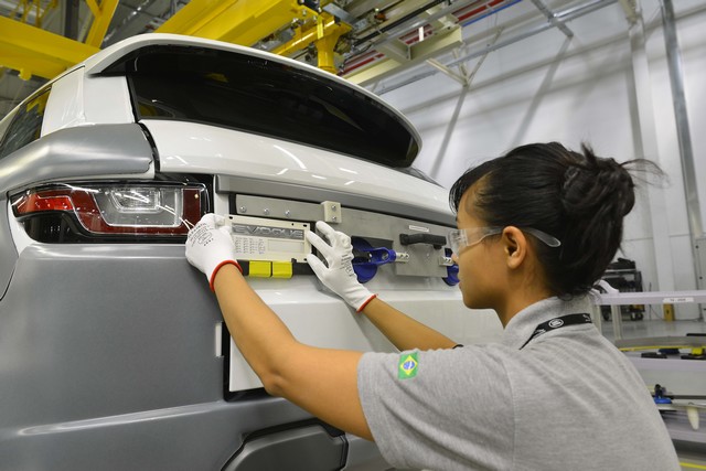 Jaguar Land Rover inaugure son usine au Brésil  569177s3x9525