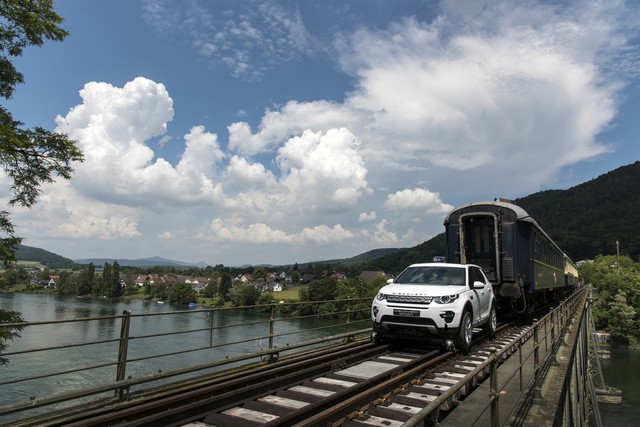 Le Land Rover Discovery Sport Tracte Un Train De Plus De 100 Tonnes 578834lrdstrainpull16061606