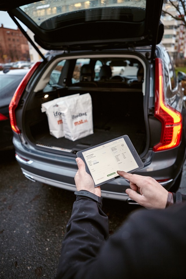 Volvo Livre Les Courses De Noël Directement Dans Votre Voiture 582303169857VolvoIncarDelivery