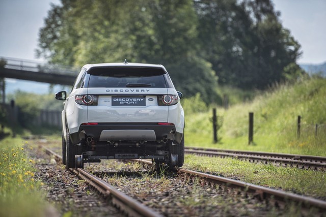 Le Land Rover Discovery Sport Tracte Un Train De Plus De 100 Tonnes 583920lrdstrainpull160616bts06