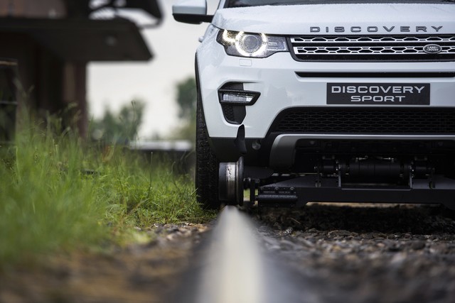 Le Land Rover Discovery Sport Tracte Un Train De Plus De 100 Tonnes 590425lrdstrainpull160616det003