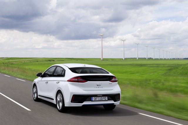 Hyundai serre les prix sur la nouvelle Ioniq et offre 3 ans d’entretien gratuit 594189HyundaiIONIQHybrid12