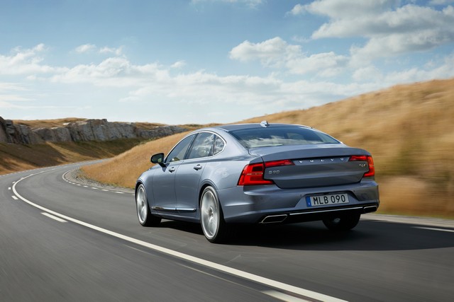 La Volvo S90 Elue Production Car Design Of The Year 2015 596656170398RearQuarterVolvoS90MusselBlue2