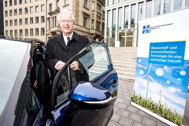 Le premier client allemand de Mirai vient de recevoir sa voiture à Hambourg 603688HA2524