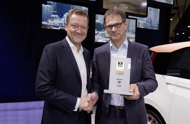 Le projet de recherche « V-Charge » remporte le « trophée de la voiture connectée 2015 » 609066thddb2016al00041large