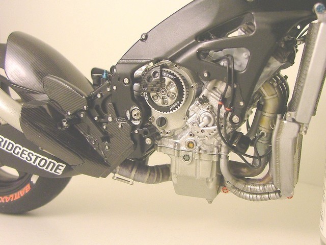 Yamaha YZR M1 2011 - Ben Spies - Page 2 610019004