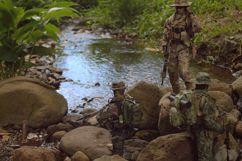 Forces spéciales en patrouille, dans la jungle... 623892IMG4688800x600