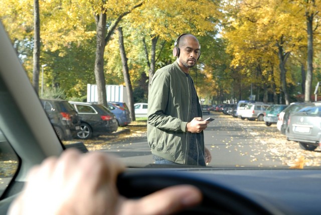 En France, 53% des piétons continuent d’utiliser leur smartphone quand ils traversent la route ! 625850PedestrianCrosstheRoad