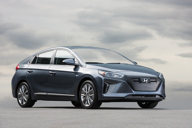 Hyundai serre les prix sur la nouvelle Ioniq et offre 3 ans d’entretien gratuit 626455450932017IONIQHybrid