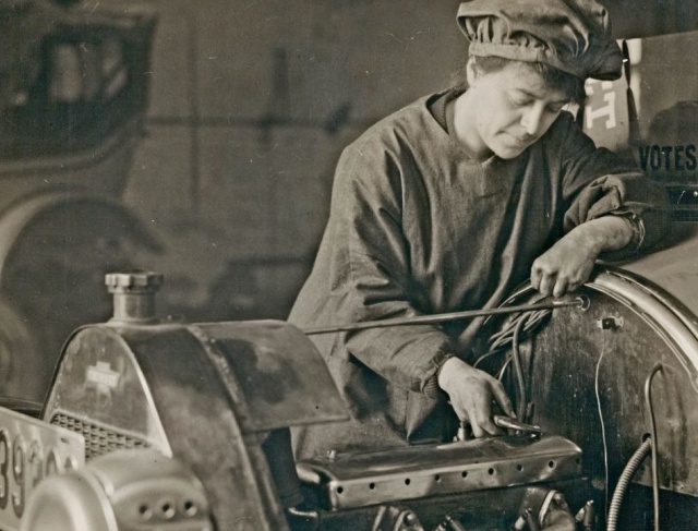 Des femmes mécano 631822WomanMechanic1915