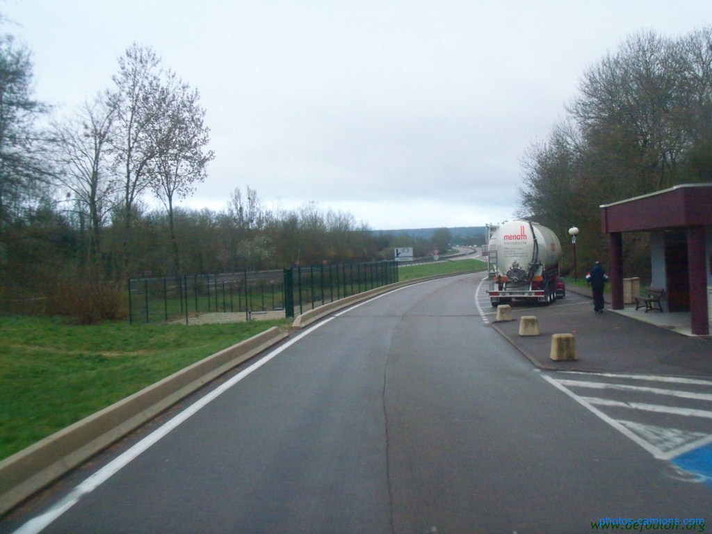 Les parkings d'autoroutes - Page 3 653561photoscamion9Mars20125Copier