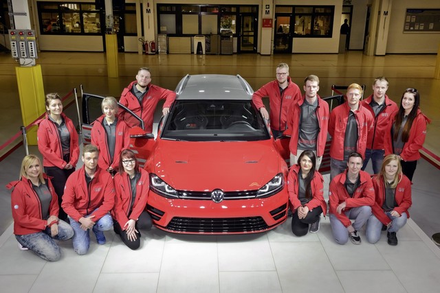 Les apprentis Volkswagen de Wolfsburg présentent leur Golf GTI Heartbeat de 400ch (295 kW) au Wörthersee  658741hddb2016al00835large