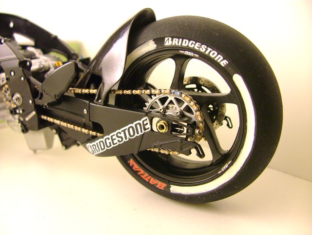 Yamaha YZR M1 2011 - Ben Spies - Page 2 660350008