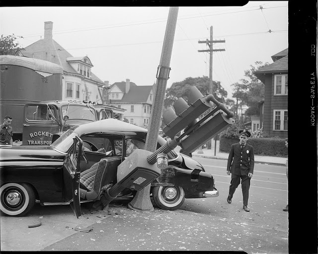 pour se rincer l'oeil - Page 8 661619OldPhotosofCarAccidentsinThe1940s47