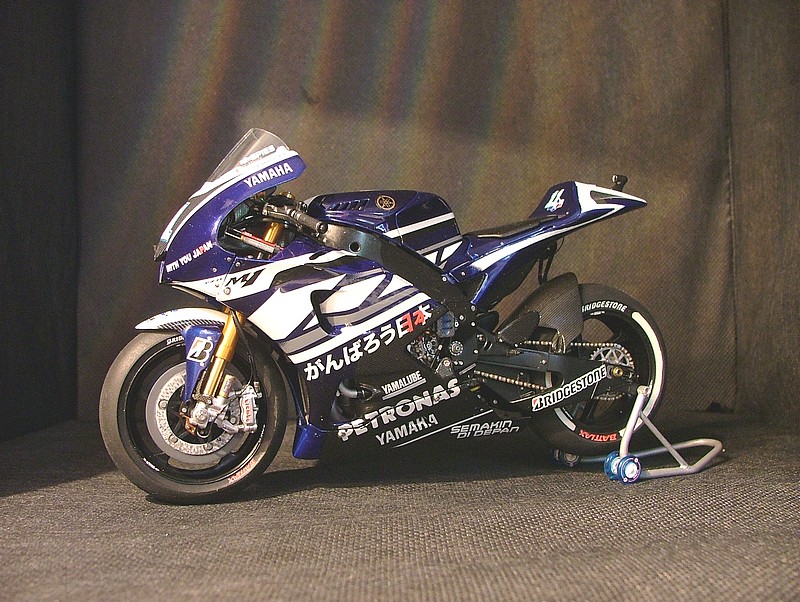 Yamaha YZR M1 2011 - Ben Spies - Page 4 6740552007