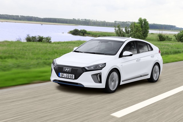 Hyundai serre les prix sur la nouvelle Ioniq et offre 3 ans d’entretien gratuit 679487HyundaiIONIQHybrid17