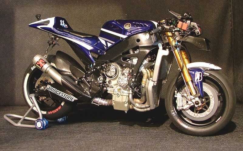 Yamaha YZR M1 2011 - Ben Spies - Page 4 683400001