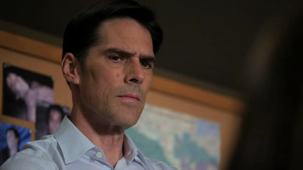 Screencaps de Hotch - Page 19 698725vlcsnap2013101915h44m20s59