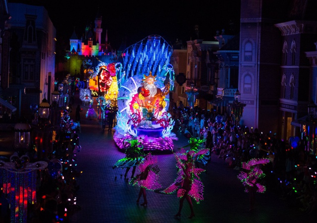 [Hong Kong Disneyland] Nouvelle parade nocturne : Disney Paint the Night (1er Octobre 2014)  - Page 3 699285dp2