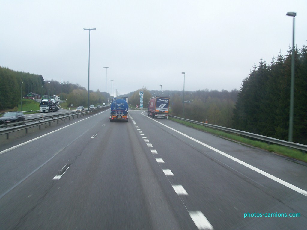 Les parkings d'autoroutes - Page 4 702247photoscamions27Avril201250