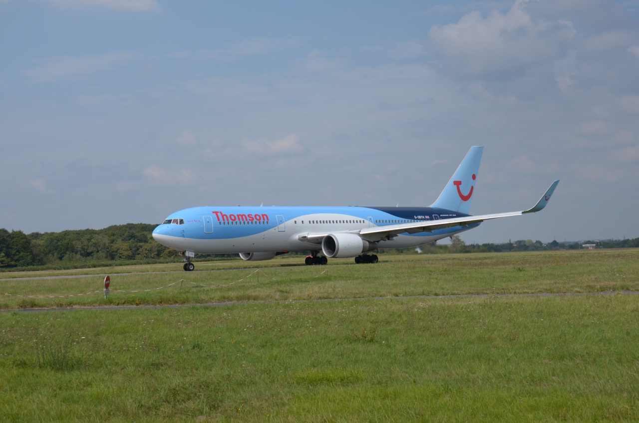 [06/09/2014] Boeing B767 (G-OBYH) Thomson en déroutement !!! 711076DSC1187