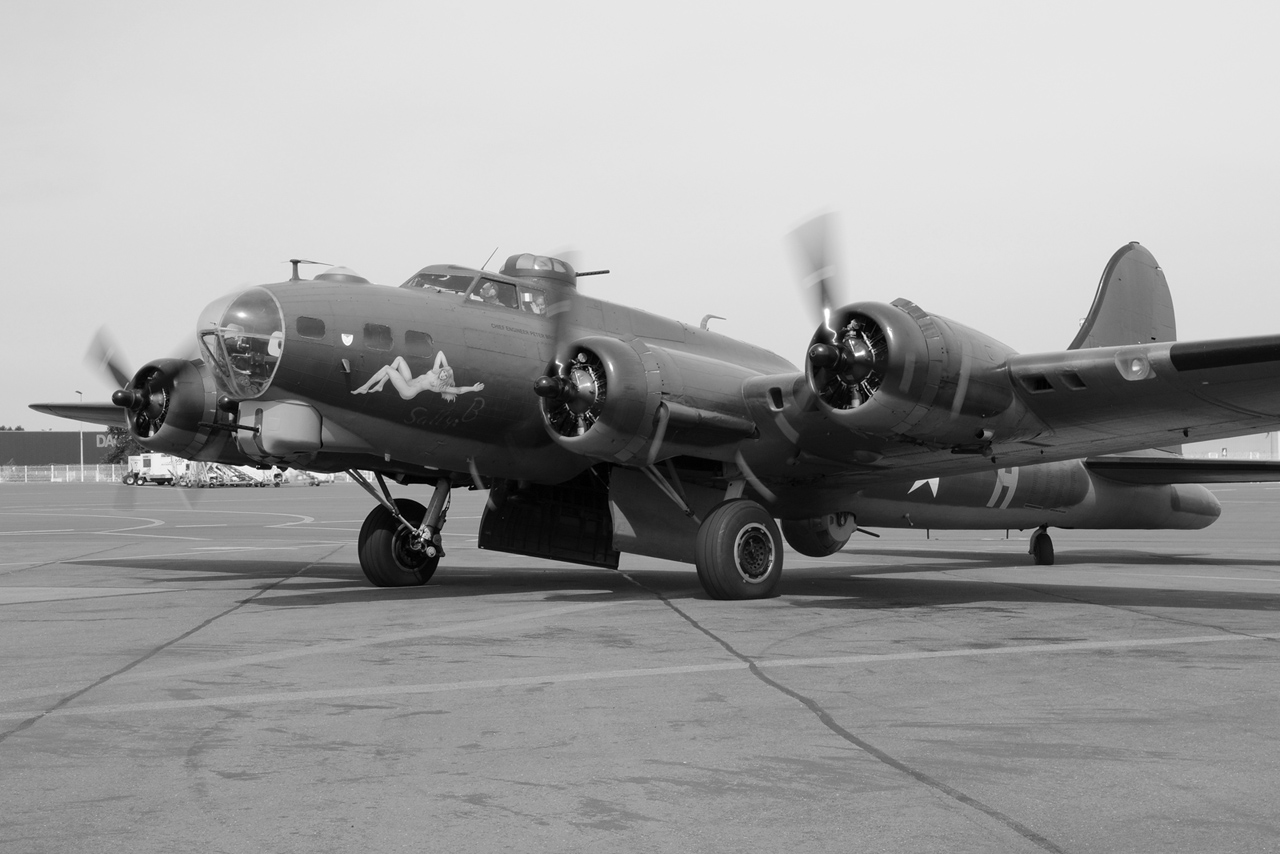 [01/07/2013] B17 Flying Fortress (G-BEDF) Sally B's - Page 2 713551DSC9730NB