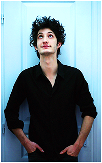 Pierre Niney #012 avatars 200*320 pixels 715566avapierre12