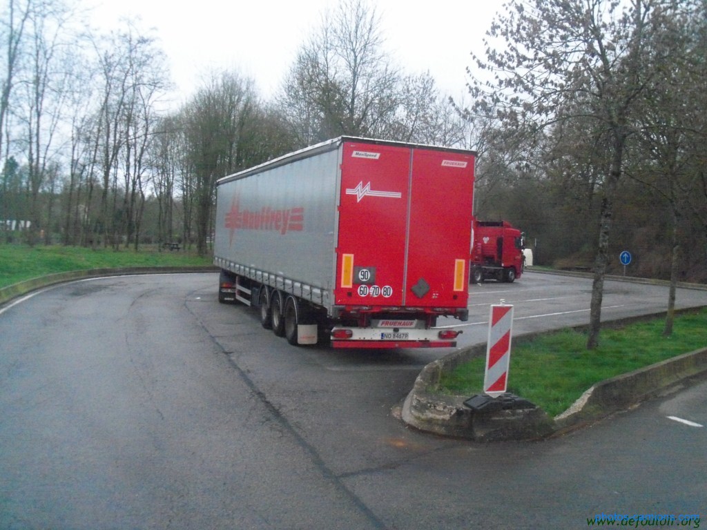 Les parkings d'autoroutes - Page 3 715797photoscamion9Mars20124Copier