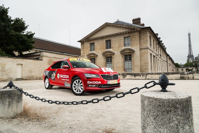 Pleins phares sur la nouvelle ŠKODA Superb rouge du directeur du Tour de France 721002SuperbTDF0011